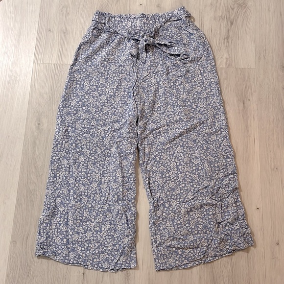 Derek Heart Floral Capris - Picture 3 of 5